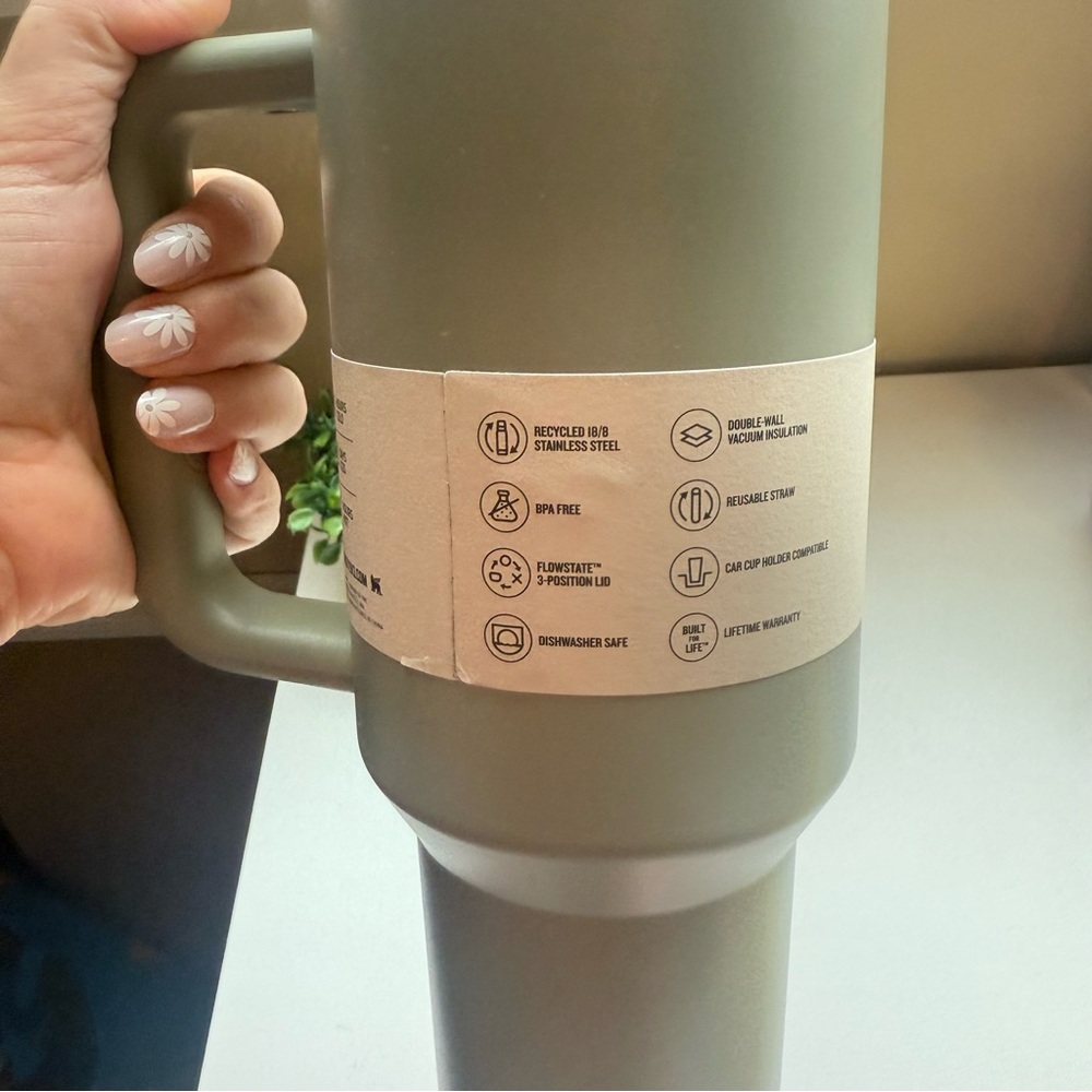 Stanley X Hearth & Hand/Magnolia LIMITED EDITION Serene Green 40oz Water Tumbler - Picture 6 of 6